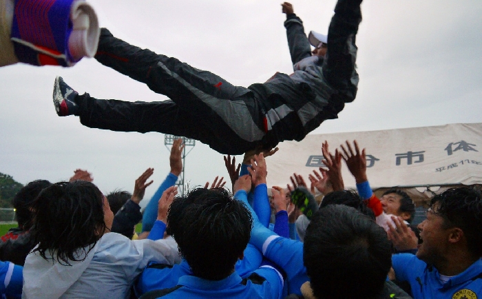 長崎総合科学大学　サッカー　八戸監督