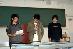 説明する執行委員のメンバー