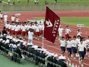 開会式で堂々の入場行進