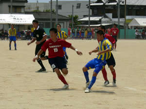 男子サッカー競技2回戦国見高校相手に善戦する本学附属高等学校