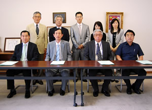 本学関係者との記念撮影