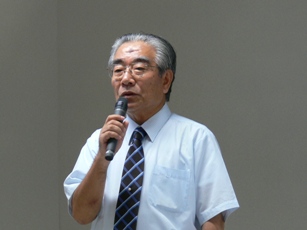 講演する仁位氏