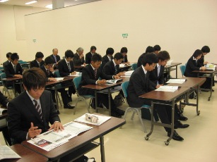 説明を聞く学生達