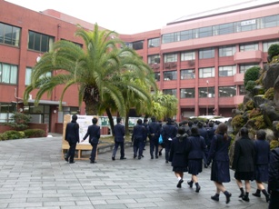 受験生が下見に訪れる
