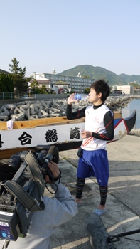 主将・釜田さんの飲み干すシーン撮影の様子