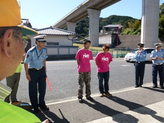 指導員の方から紹介される濱田さんと渡邉さん