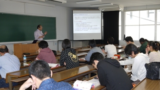 社会人も受講した「知的財産権特論」授業の様子