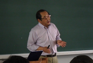 講師の大学院 平子廉教授