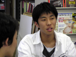 取材を受ける鈴木君(写真右)