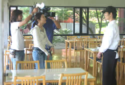 学食についてコメントする狩野店長