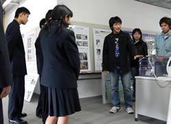 人間環境学部の学生から説明を受ける生徒
