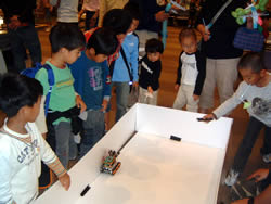 たくさんの子供たちでにぎわった本学安田教授の研究室が出展したブース