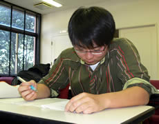 真剣な表情で説明を聞く留学生