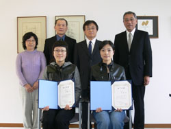 前列:左 王さん、右が余さん