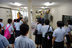 大学院博士課程の宮國君がグライダーの説明