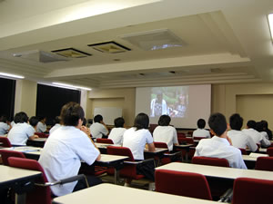 大学紹介ビデオの上映