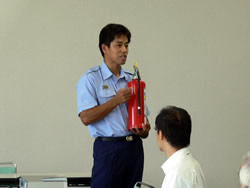 山﨑真一朗氏による消火器の使用方法の説明
