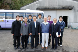 「船舶試験水槽」前で本学関係者と記念撮影