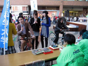 昨年12月に開催されたイベントでの自転車発電の様子1