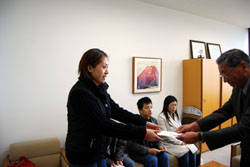 林学長より、奨学生へ奨学金を手渡す