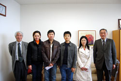 谷学生部長(写真左)、林学長と奨学生