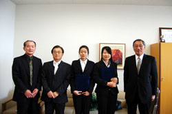 写真左から、山本次長、安田教授、江さん、楊さん、林学長