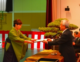 卒業証書を授与される宮本有麻さん(人間環境学科)