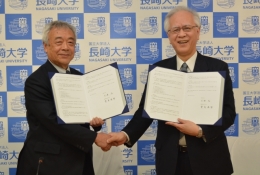 握手を交わす貴島学長(左)と片峰学長(右)