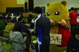 着ぐるみも登場して歓迎しています