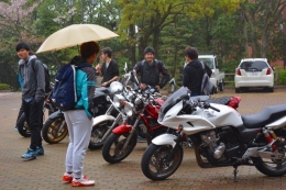雨の中でもライダーは傘要りません