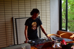 自前の機材でDJを披露するマレーシア出身のダニエル君