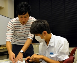 大学生も協力し中学生を丁寧にサポート