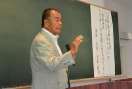 熱く語る小嶺忠敏 教授(サッカー部総監督)