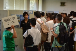 コース見学で賑わう様子