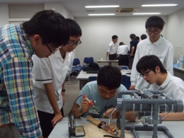 高校生がロボットを製作中