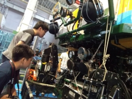 本物の海中ロボットを見学