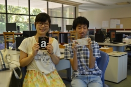 賞品を手にする中島響子さん（左）と田中敦雅さん（右）