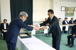 博士(学術)の学位記を授与される渡邉大治さん(右)