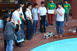知能情報コース：噴水池で「水中ロボット」の操作体験