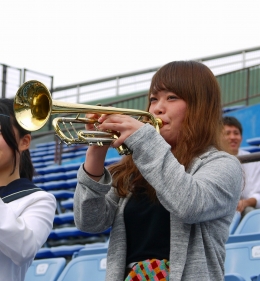 附属高校野球部の試合を友情応援する本学吹奏楽部の井手上さん