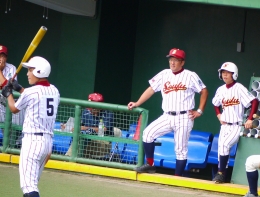 県大会準決勝、ベンチで指揮を執る渡瀬監督(右から2番目)