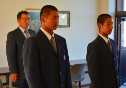 「スポーツ・文化振興基金奨励金の授与式」に臨む左より渡瀬監督、東山投手、濵本主将