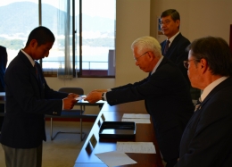 立石理事長より濵本主将に奨励金を授与