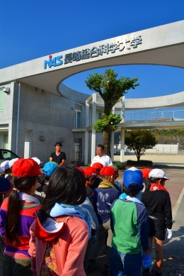 児童の皆さんに挨拶する大場和彦教授(右)と下高敏彰さん(大学院生・左)
