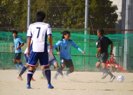 激しく競り合う選手たち