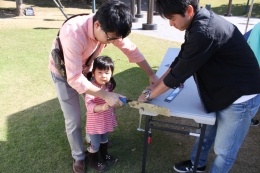 細い枝をノコギリで切り、ペンダントにします