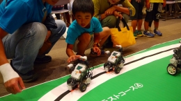 科学の祭典に出展した際のロボットの走行体験の様子