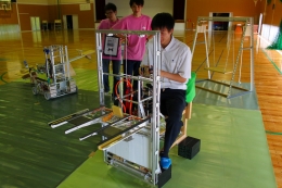 オープンキャンパスの際のロボット操作体験の様子