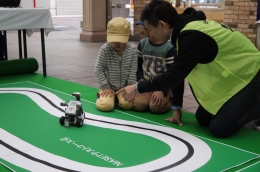 学生が子どもたちに操作を手ほどき