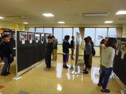 本学での写真展の様子